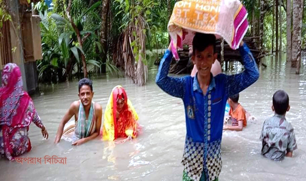 পানির মধ্যে ব্যতিক্রমী বিয়ের হলুদ অনুষ্ঠান