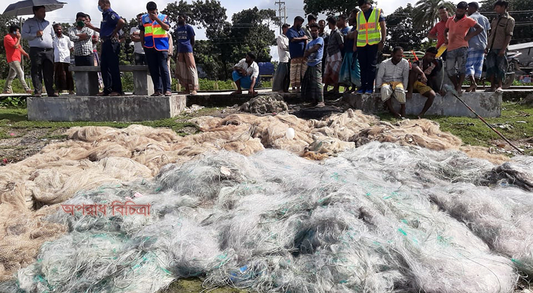 রাবনাবাদ চ্যানেল থেকে আড়াই লক্ষ মিটার অবৈধ জাল আটক করেছে কুয়াকাটা নৌ-পুলিশ