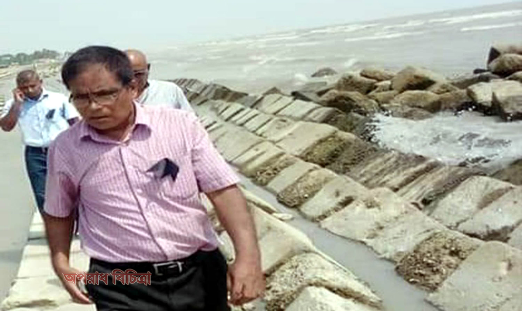 কুয়াকাটা সৈকতের ভাঙন কবলিত এলাকা পরিদর্শণ করেছে পাউবো কর্মকর্তারা