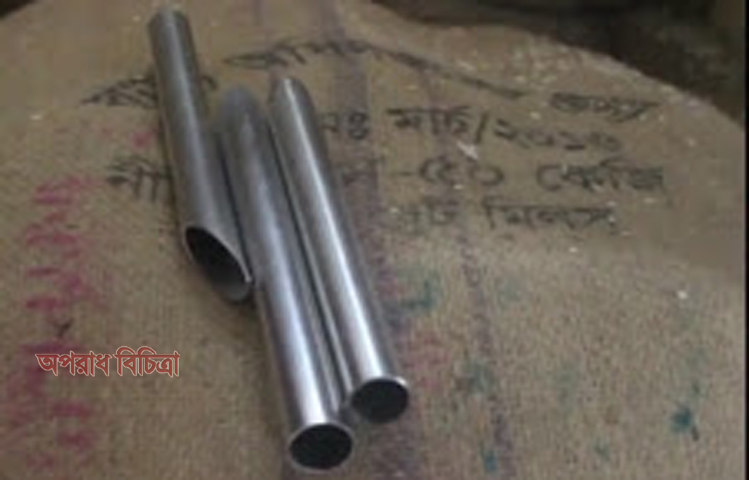 আমতলী খাদ্য গুদামে পাইপ দিয়ে বস্তা থেকে চাল চুরি।