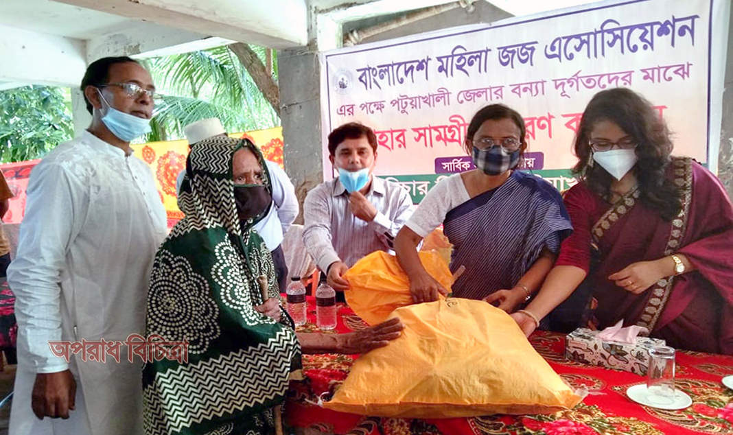 কলাপাড়ায় বণ্যাদূর্গতদের মাঝে উপহার সামগ্রী বিতরণ