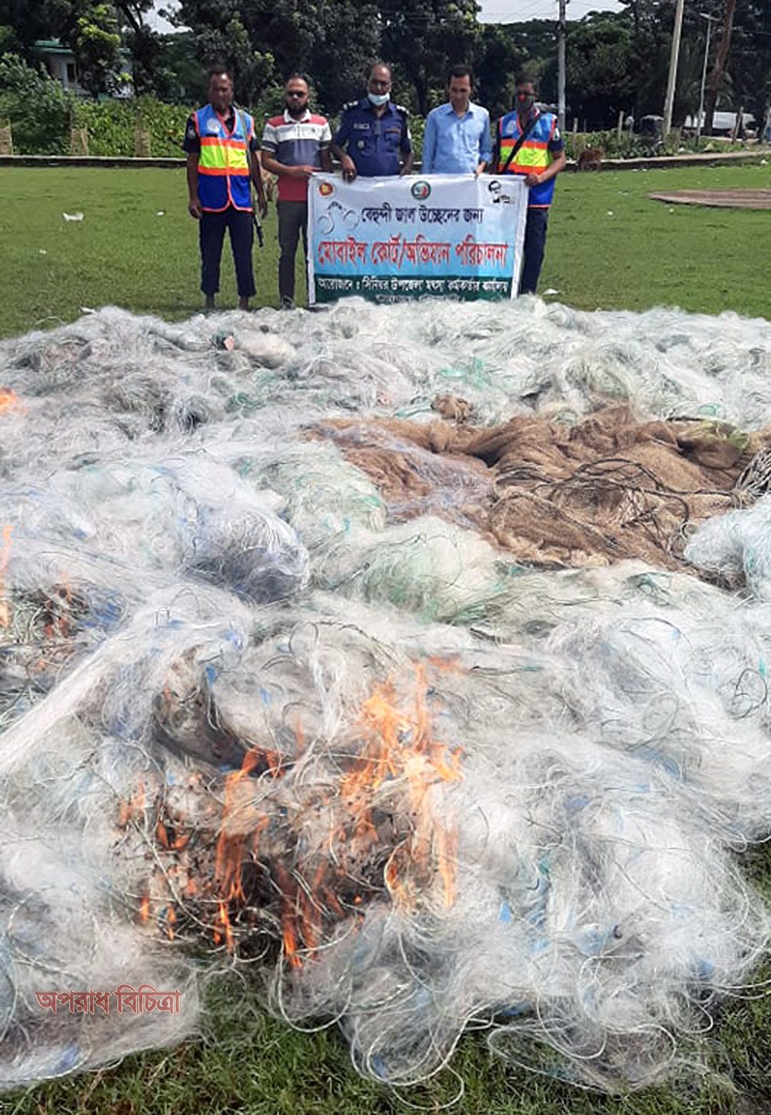 রাবনাবাদ চ্যানেল থেকে তিন লক্ষ মিটার অবৈধ কারেন্ট ও বেড় জাল জব্দ করেছে কুয়াকাটা নৌ-পুলিশ