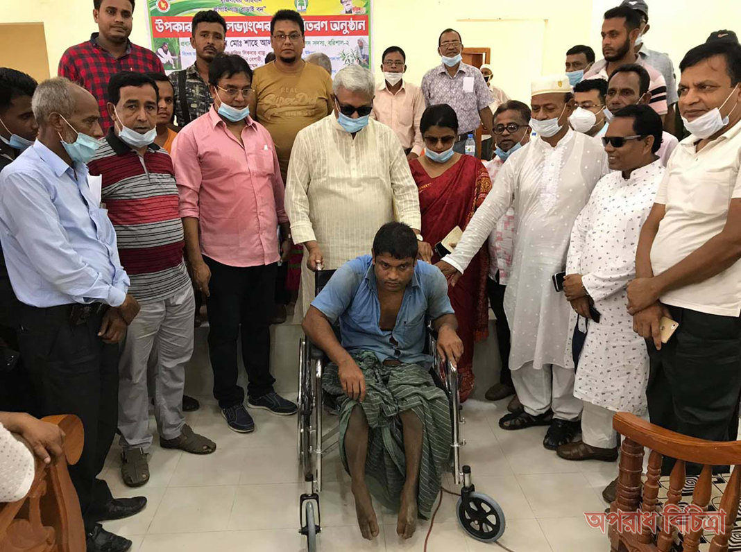 উজিরপুরে ভিক্ষুকদের মাঝে চেক ও প্রতিবন্ধীদের হুইল চেয়ার বিতরণ করেন-এমপি