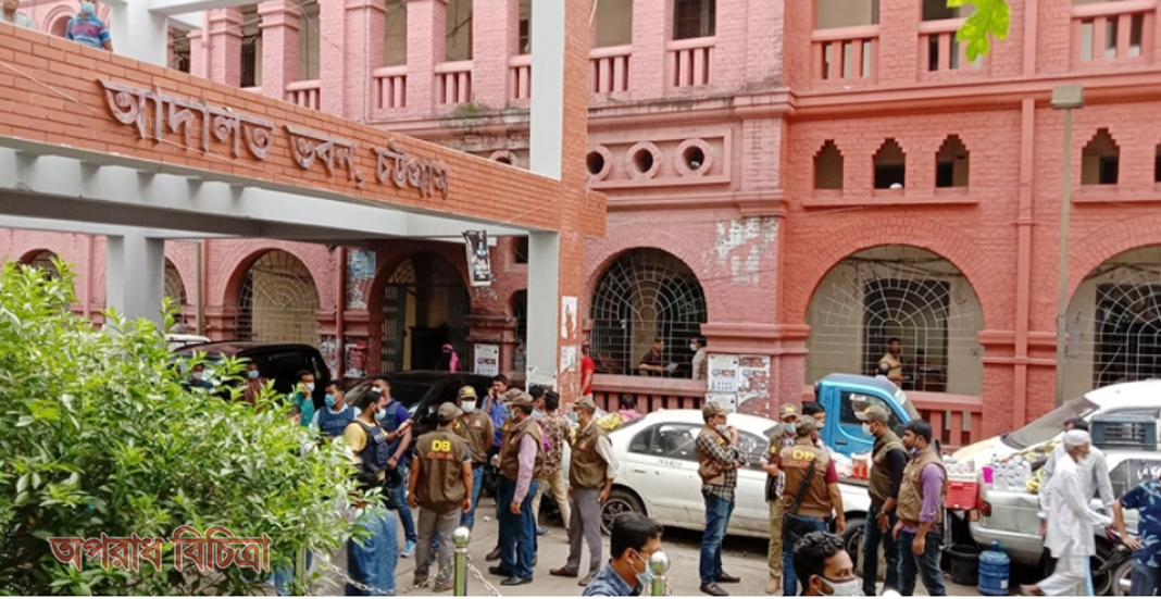 আদালত ভবনে  সুদীপ্ত হত্যা মামলায় জবানবন্দি দিতে আসা আসামিদের ওপর হামলা