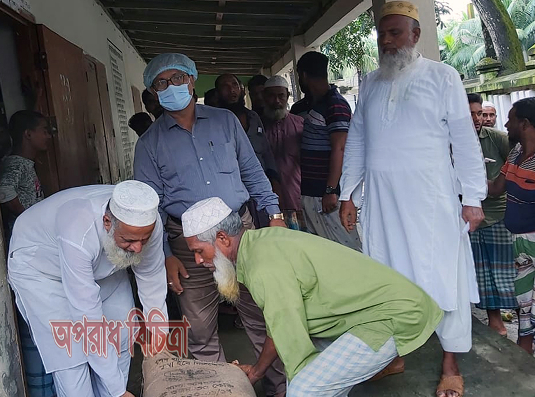 কুয়াকাটায় ১১’শ জেলের মাঝে প্রনোদণার চাল বিতরণ