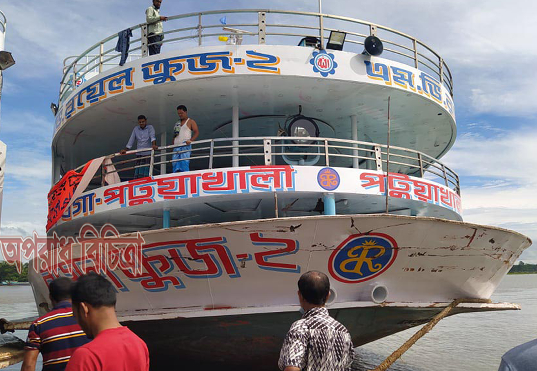 পটুয়াখালী ঢাকা রুটে নৌ যান চলাচলে অনিয়ম রয়েল ক্রুজ ২ যুক্ত হওয়ায় উত্তেজনা