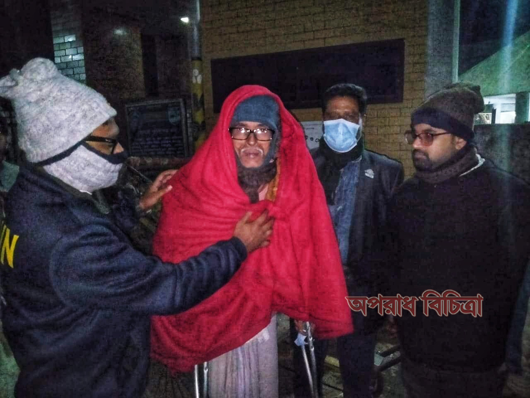 কম্বল নিয়ে ছুটেছে একদল যুবক হে তারুণ্য তোমার হাতে আশার আলো