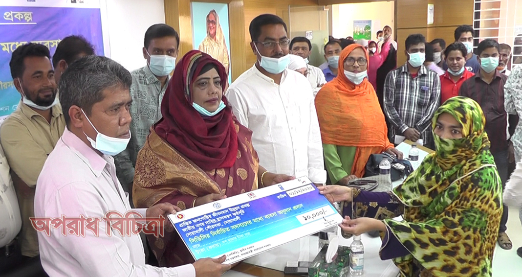 নোয়াখালীতে প্রান্তিক জনগোষ্ঠীর মাঝে অর্থিক অনুদান প্রদান