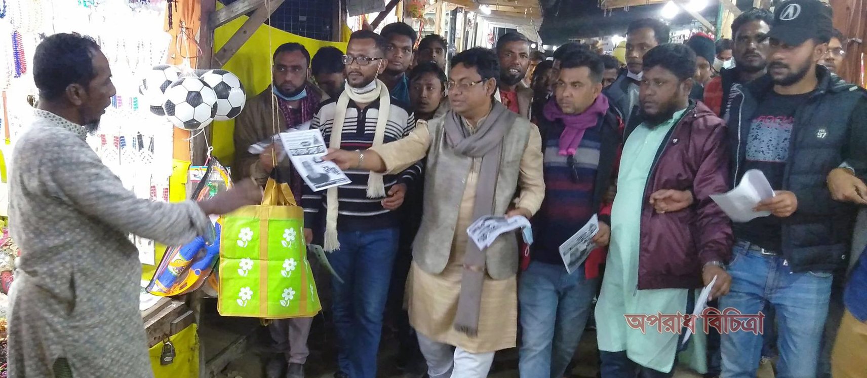 কুয়াকাটা পৌর নির্বাচন-নৌকার প্রচারণায় কেন্দ্রীয় যুবলীগ নেতা সোহাগের লিফলেট বিতরণ