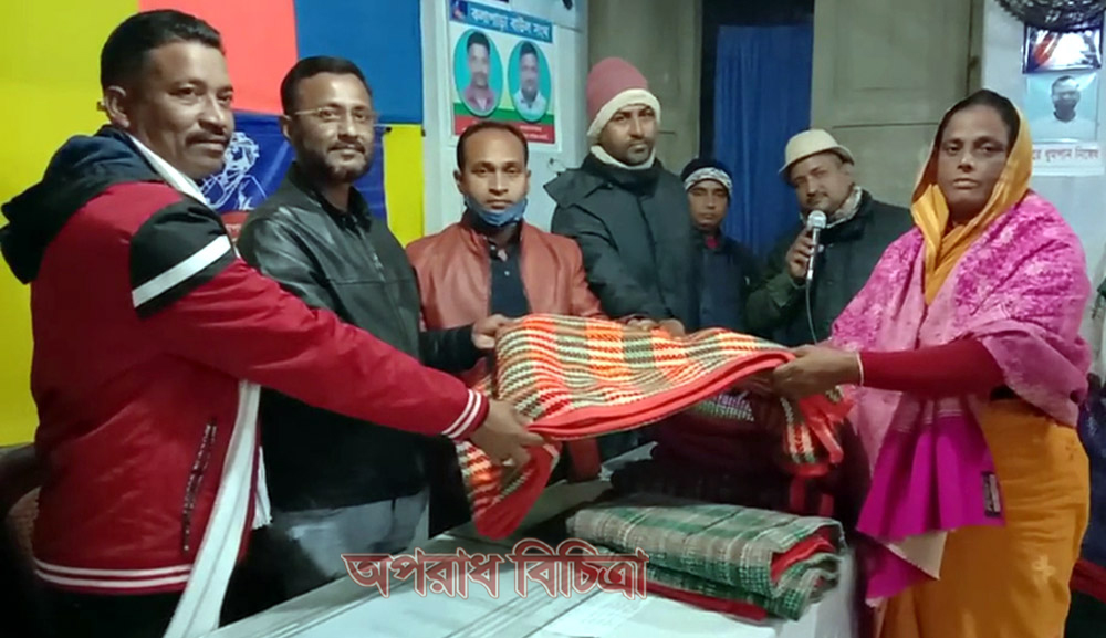 কলাপাড়ায় বাউল শিল্পীদের কম্বল বিতরণ