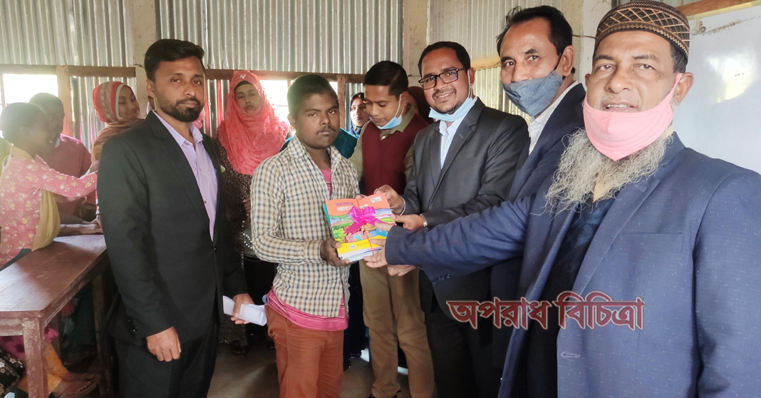 কুড়িগ্রামের রৌমারী অটস্টিক প্রতিবন্ধি বিদ্যালয়ে শিক্ষার্থীদের মাঝে নতুন বই বিতরণ