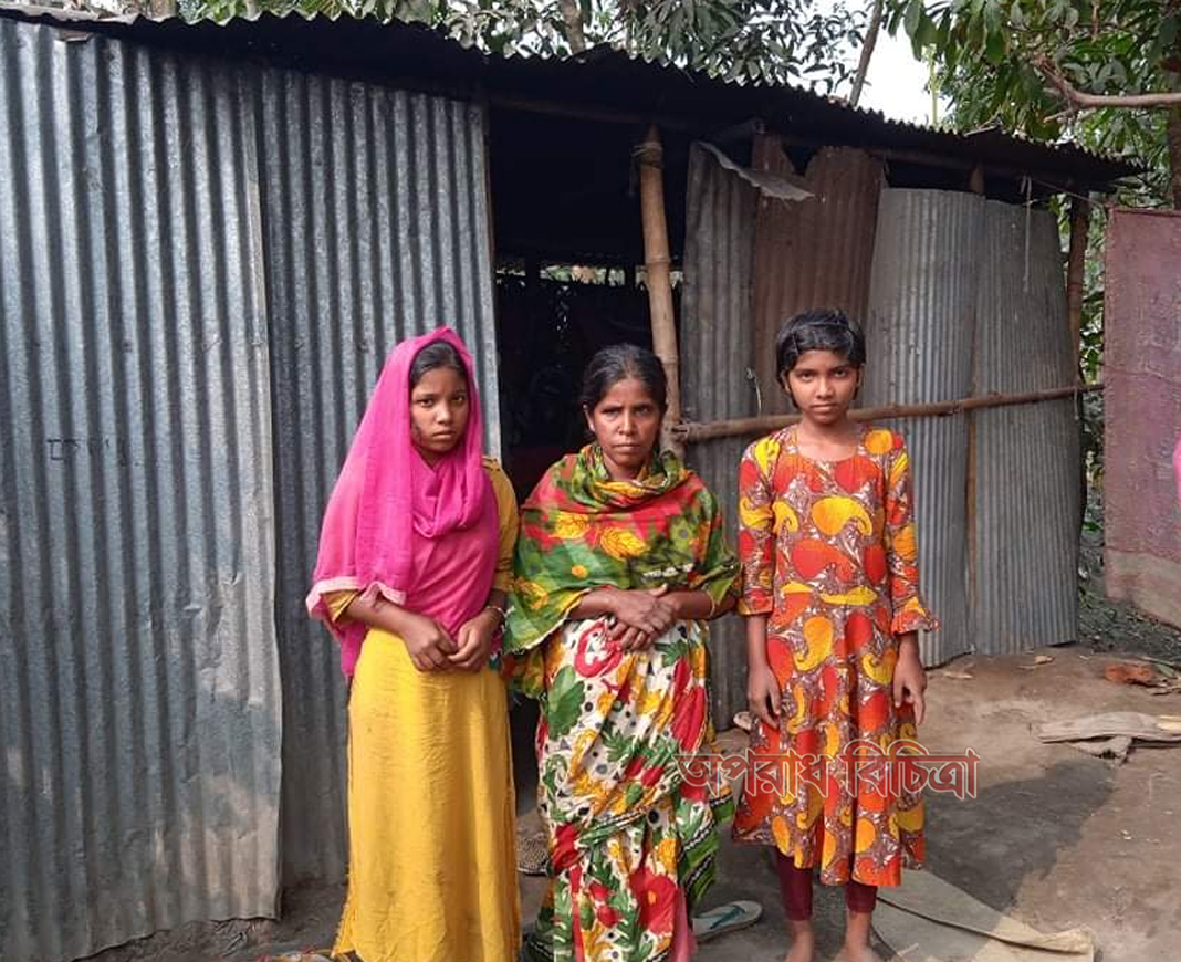 জরাজীর্ণ ভাঙ্গা টিনের চালায় ৩ মেয়েকে নিয়ে  কাটছে ফাতেমার জীবন