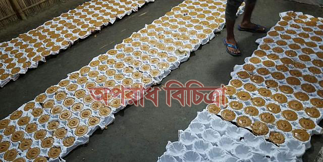খেজুরের গুড় বানানো হচ্ছে চিনি আর চুন দিয়ে