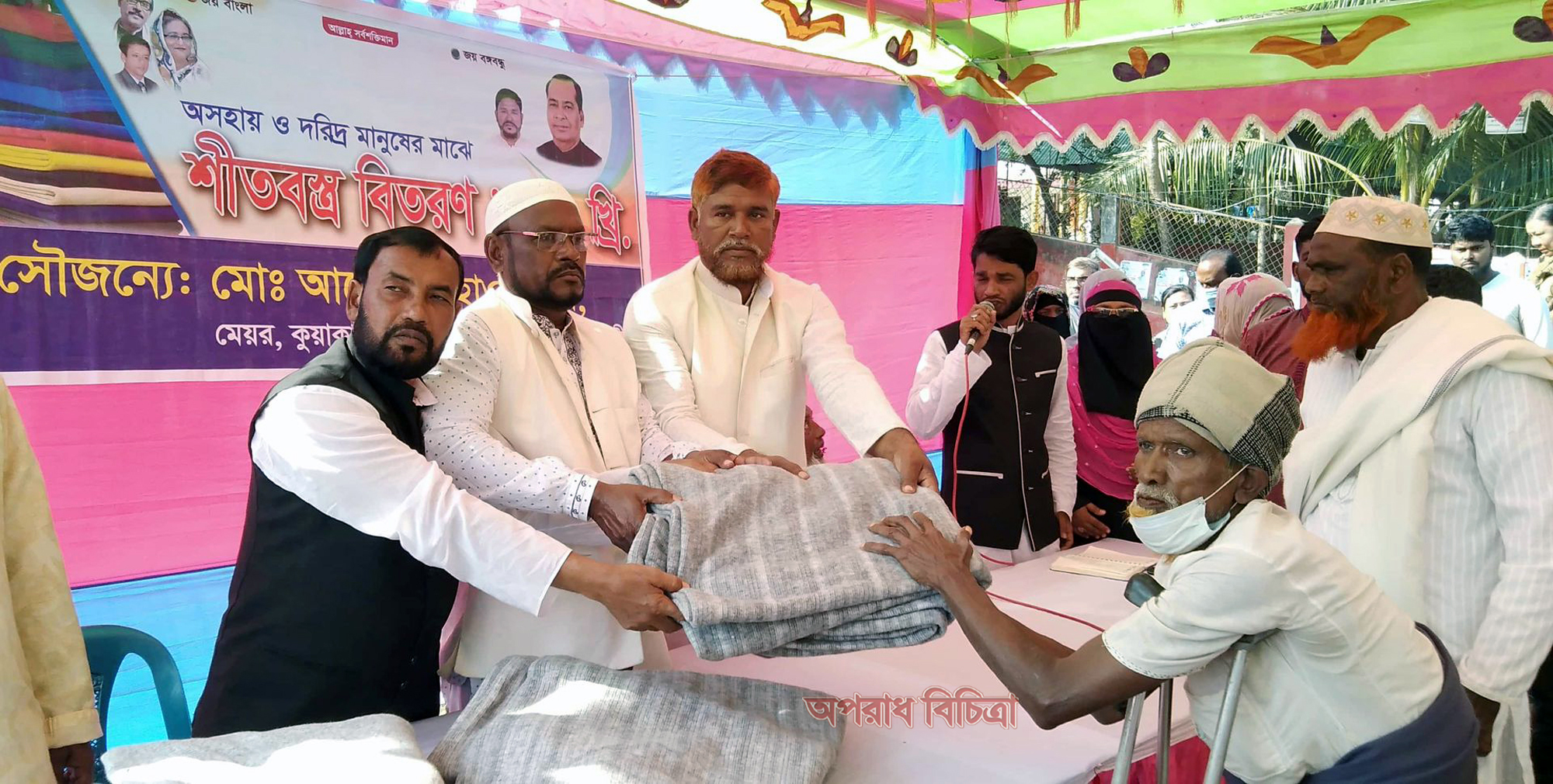 কুয়াকাটায় নবনির্বাচিত মেয়রের কম্বল বিতরণ