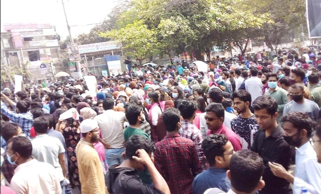 পরীক্ষার দাবিতে শিক্ষার্থীদের আন্দোলন    নীলক্ষেত  অবরুদ্ধ
