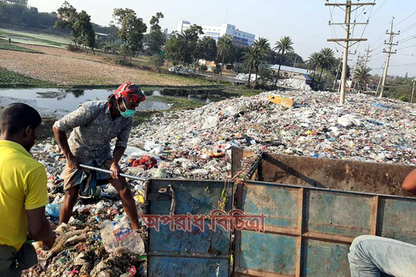 শ্রীপুর মহাসড়কের পাশে পৌরসভার ময়লার স্তুপ  জনদূর্ভোগ চরমে
