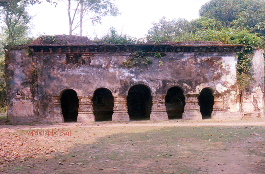 মন্দির আছে পুরহিত নাই, সেবাইত মহাসয় বলে খাই, খাই