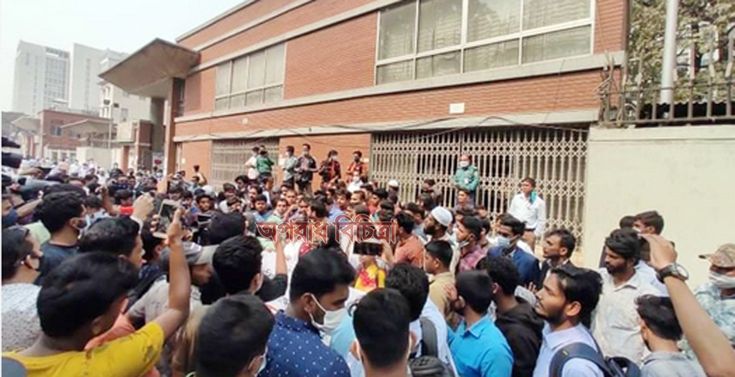 শিক্ষাপ্রতিষ্ঠান খোলার দাবিতে সচিবালয়ের গেটে নুরের সমাবেশ