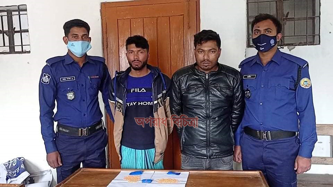 কুয়াকাটায় মাটি খুঁড়ে ৬৫০পিচ ইয়াবা উদ্ধার, আটক ২