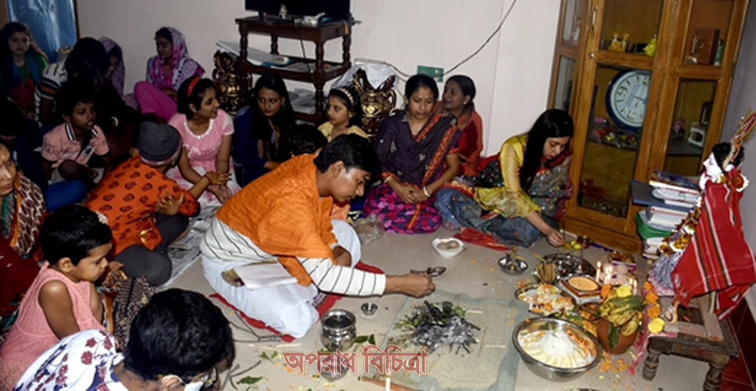 স্কুল-কলেজ বন্ধ, তাই ঘরে ঘরে সরস্বতী পূজা