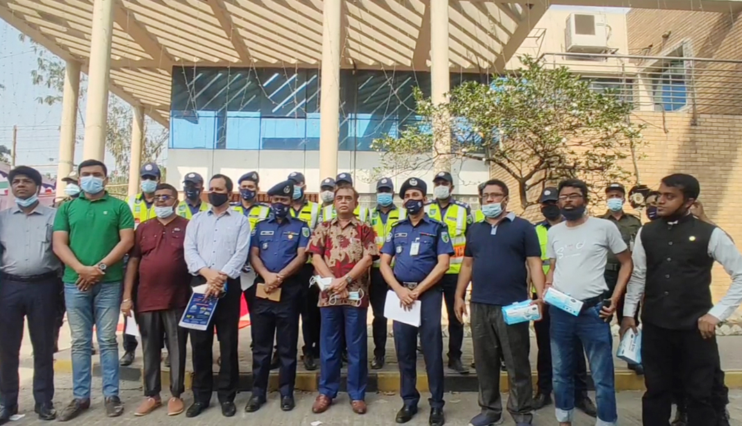হাইওয়ে পুলিশের উদ্যোগে সচেতনতামূলক প্রচারণা ও মাস্ক বিতরণ কর্মসূচী পালন
