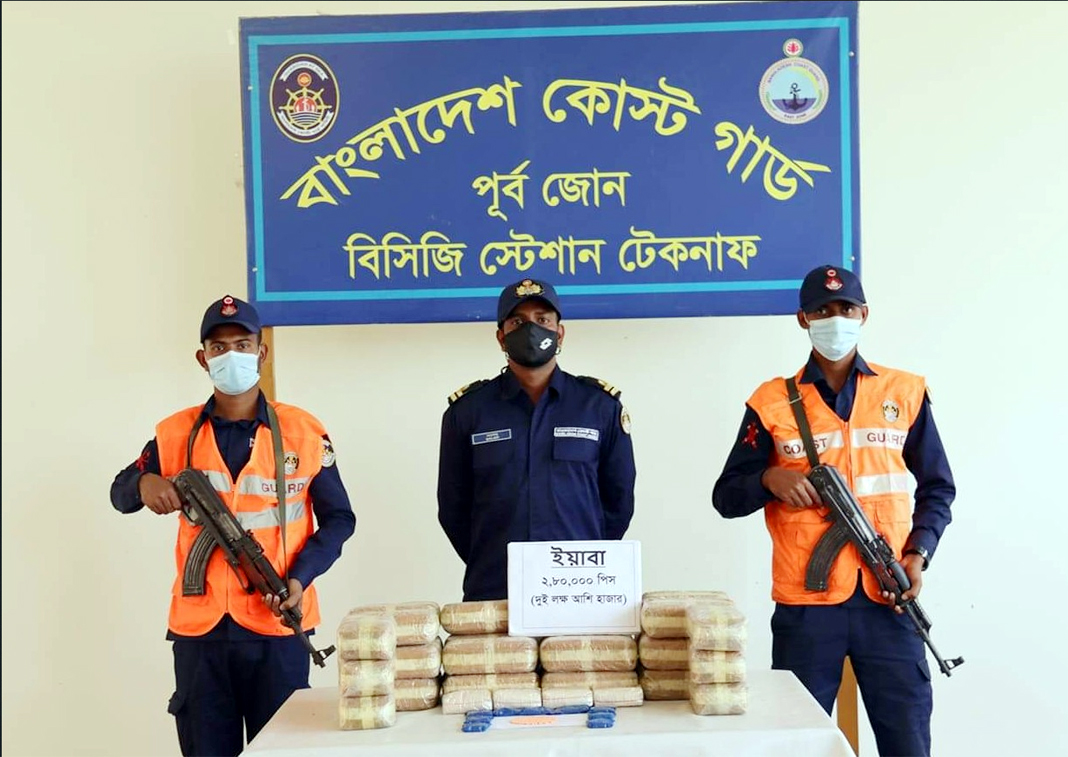 টেকনাফে কোস্ট গার্ডের অভিযান :  ২ লক্ষাধিক ইয়াবা উদ্ধার
