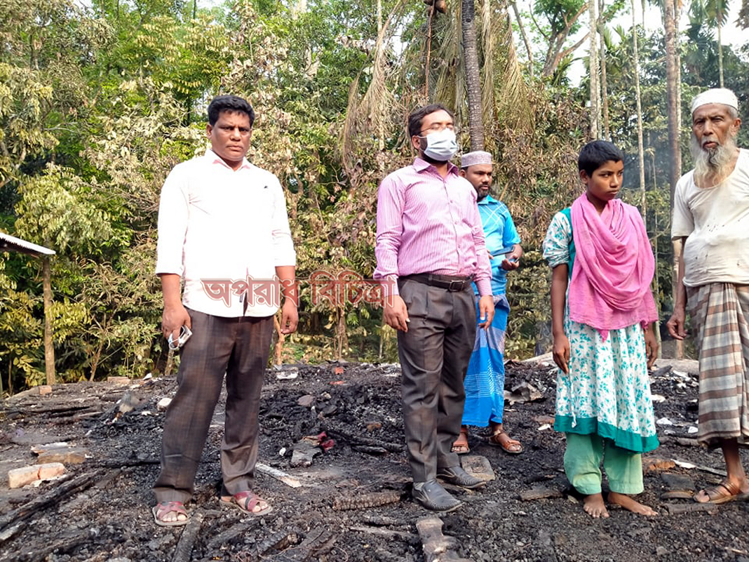 দুমকিতে টিনসেট বসতঘর পুড়ে ছাই