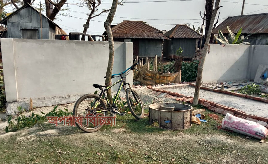 পটুয়াখালীর দুমকীতে কবরস্থানের দেয়াল ভেঙ্গে মাঝরাতে পাকারাস্তা নির্মান