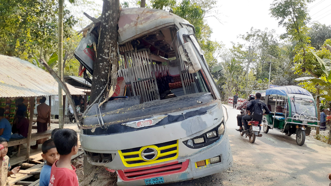 দুমকিতে সড়ক দুর্ঘটনা:  আহত ১০ যাত্রী