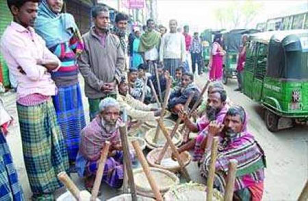 খেটে খাওয়া মানুষ লকডাউনে বিপাকে