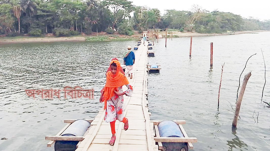 সেচ্ছাশ্রমে তৈরী গ্রামবাসীদের ভাসমান সেতু বদলে দিয়েছে গ্রামীণ জনপথ