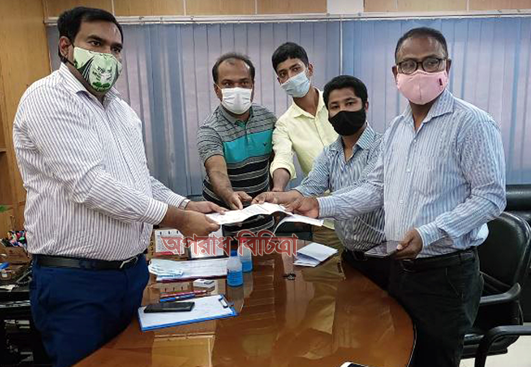 হামলাকারীদের দ্রুত গ্রেফতারের দাবিতে ঠাকুরগাঁওয়ে রিপোর্টার্স ইউনিটির স্মারকলিপি