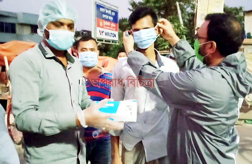 কুয়াকাটা পৌর যুবলীগের মাস্ক বিতরণ