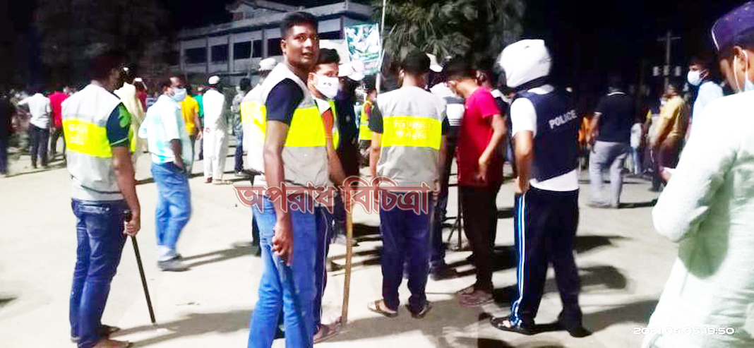 কুয়াকাটায় ইউএনও অবরুদ্ধ পুলিশের সাথে বিক্ষুদ্ধ জনতার ধাওয়া পাল্টা ধাওয়া