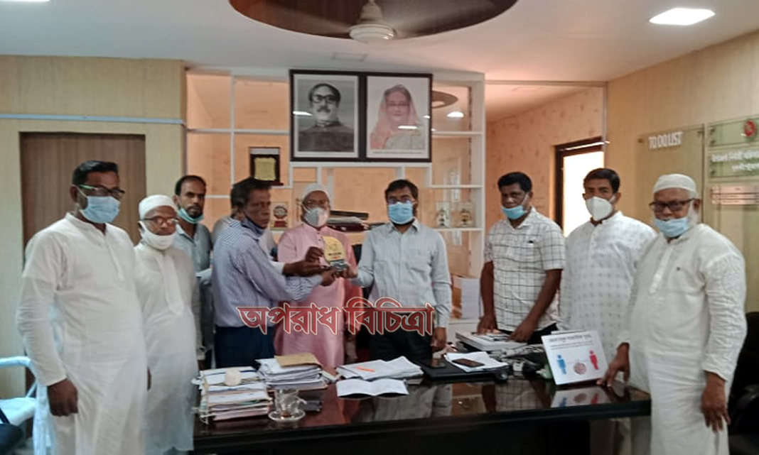 স্বাধীনতার সুবর্নজয়ন্তীতে ক্রেষ্ট প্রদান