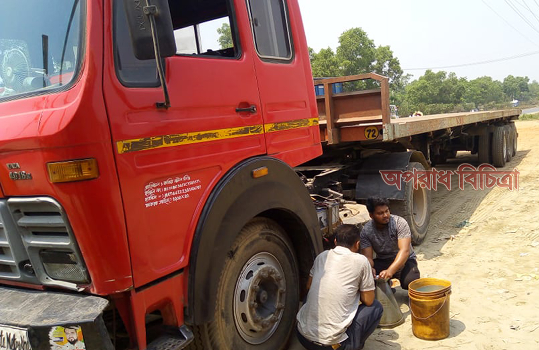 মাদকদ্রব্য ও জ্বালানি তেল সহ চোরাই পণ্য বিক্রয় চলিতেছে বাবুর্চি বাজার