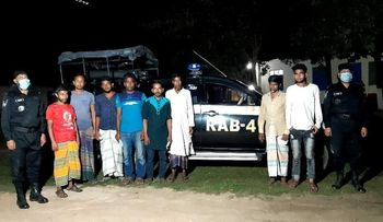 আশুলিয়ায় র্যাবের অভিযানে ৮ ছিনতাইকারী আটক