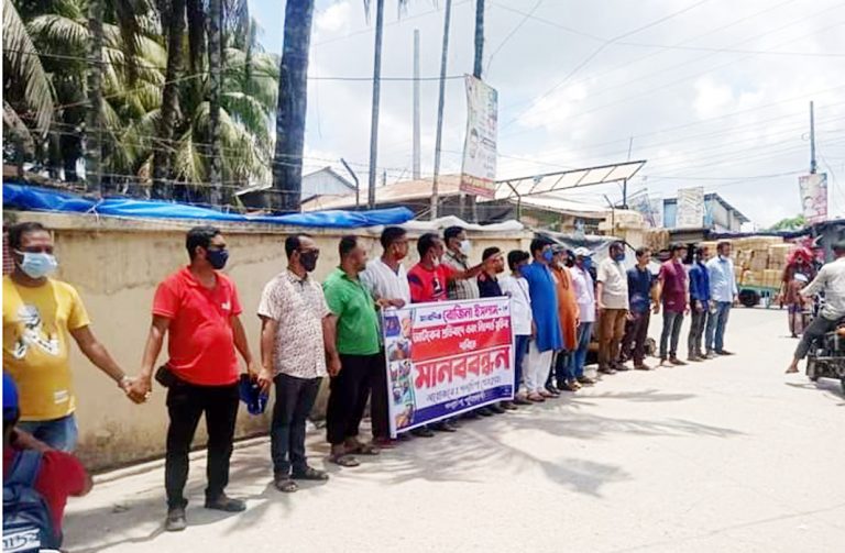 গলাচিপায় সাংবাদিক রোজিনা ইসলামের নিঃশর্ত মুক্তি ও মিথ্যা মামলা প্রত্যাহারের দাবিতে মানববন্ধন