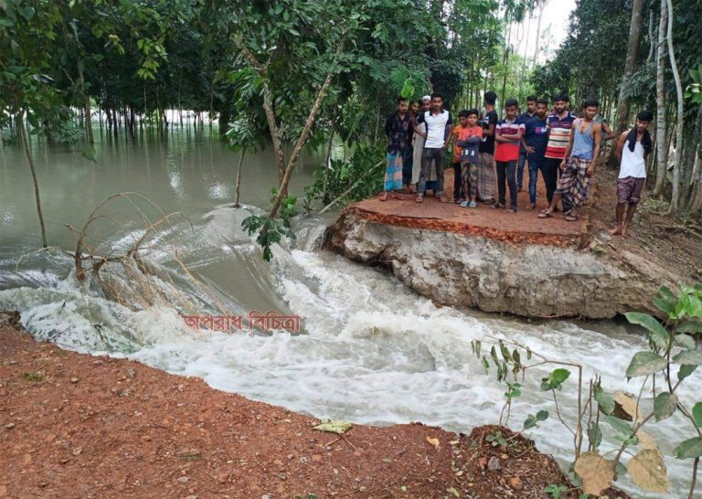 দুমকিতে ইয়াসের প্রভাব ও জোয়ারের পানিতে বেরিবাঁধ ভেঙ্গে গ্রাম প্লাবিত