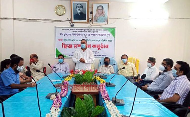 পটুয়াখালীতে সন্ধানী ইউনিটে আ’লীগ নেতা দানবীর সুলতান আহমেদ মৃধা’র ফ্রিজ প্রদান