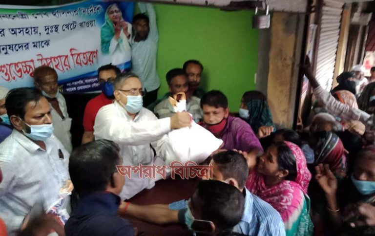 পটুয়াখালীতে দুঃস্থ ও অসহায়দের মাঝে  ঈদ সামগ্রী বিতরণ করলেন  আ’লীগ নেতা এ্যাড. সুলতান আহমেদ মৃধা