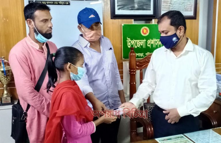 পটুয়াখালীতে মানসিক ভারসাম্যহীন পরিবারকে প্রবাসীর অর্থ সহায়তা