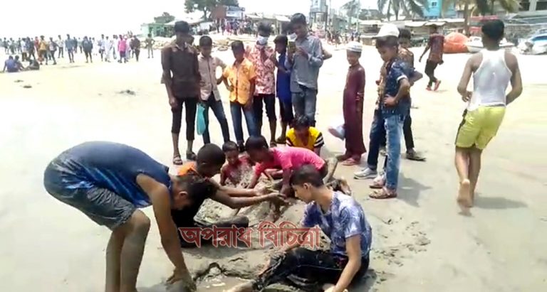 করোনা ঝুকির সম্ভাবনা কুয়াকাটায় সৈকতে দর্শনার্থীদের ভীড়