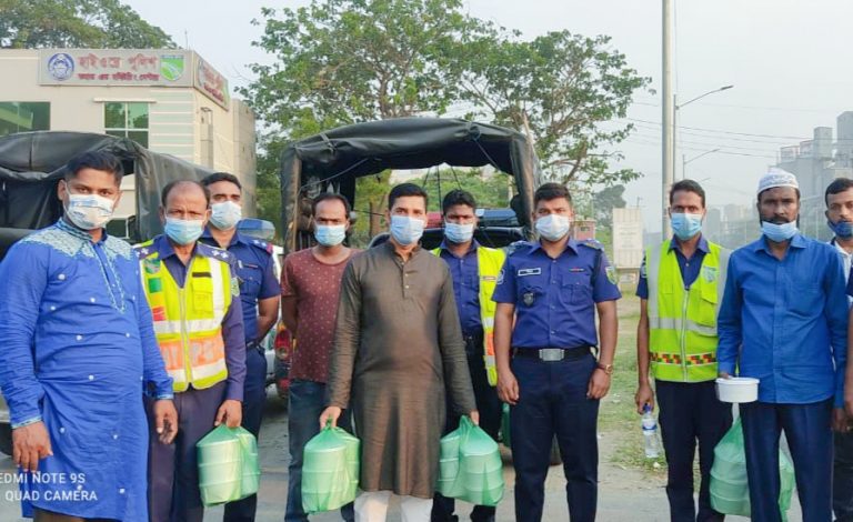 কাঁচপুর হাইওয়ে পুলিশের উদ্যোগে পরিবহণ শ্রমিকদের মাঝে ইফতার বিতরণ