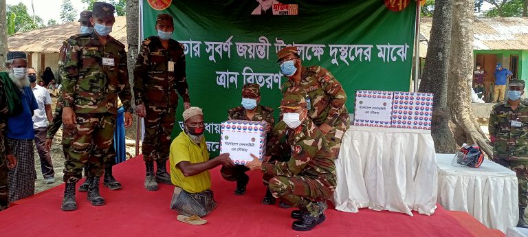 পটুয়াখালীতে সেনাবাহিনীর উদ্যোগে ৬৫০ জন অসহায় মানুষকে ত্রান বিতরন