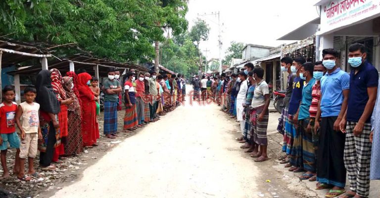কলারোয়ায় দুই ইউপি সদস্য ও ১০ কৃষকের বিরুদ্ধে মানব পাচার মামলা মামলা প্রত্যাহারের দাবীতে এলাকাবাসীর মানববন্ধন