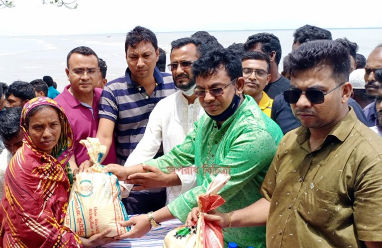 পটুয়াখালীতে কেন্দ্রীয় যুবলীগ নেতা সোহাগের ত্রান সহায়তা