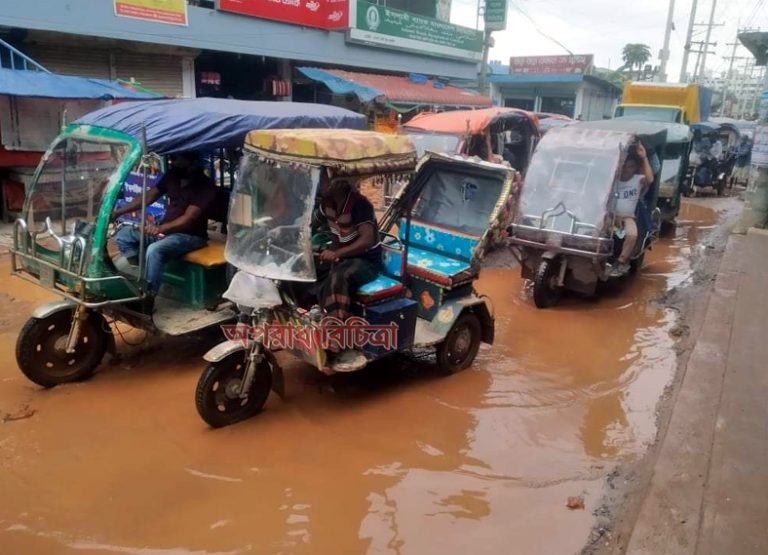 আশুলিয়ার কাঠগড়া-জিরাবো রাস্তার বেহাল দশা, জনদূর্ভোগ চরমে