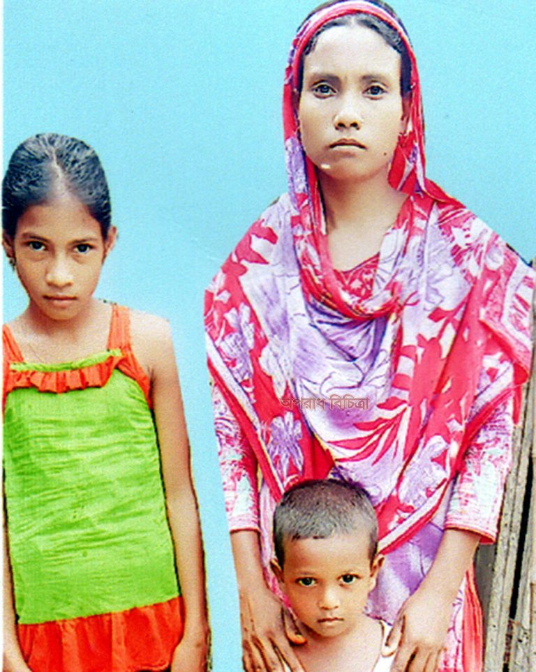 হতভাগিনী দিপু বেগম দুটি সন্তান নিয়ে কোথায় যাবে, বর্তমান তারাগঞ্জে এক সাংবাদিকের আশ্রয় আছে