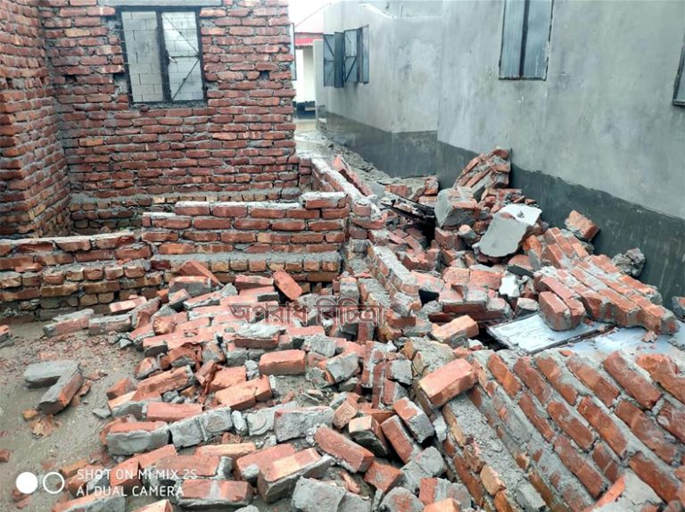 কুড়িগ্রামের রৌমারীর আশ্রয়ণ প্রকল্পের অসহায় মানুষের স্বপ্নের ঠিকান বৃষ্টির তরে ধষে গেছে কয়েকটি ঘর